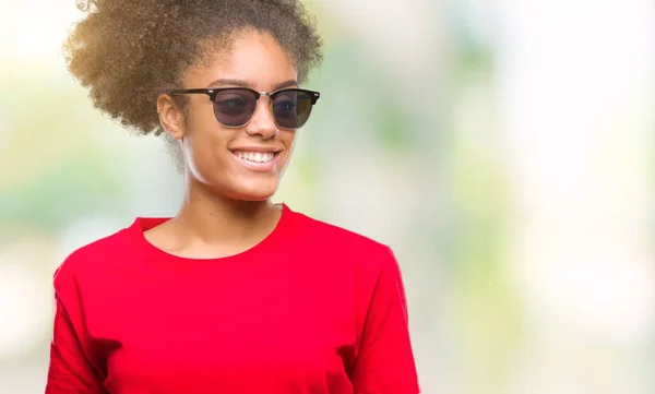 Jovem Afro Americana Vestindo Óculos Sol Sobre Fundo Isolado Olhando — Fotografia de Stock
