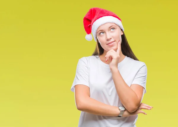 Mooie Kaukasische Jongedame Kerstmuts Dragen Geïsoleerde Achtergrond Met Hand Kin — Stockfoto