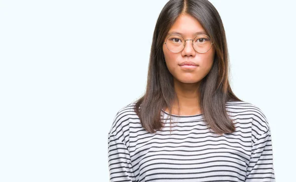 Junge Asiatische Frau Mit Brille Über Isoliertem Hintergrund Mit Ernstem — Stockfoto