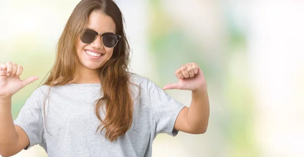 Junge Schöne Brünette Frau Trägt Sonnenbrille Über Isoliertem Hintergrund Und — Stockfoto