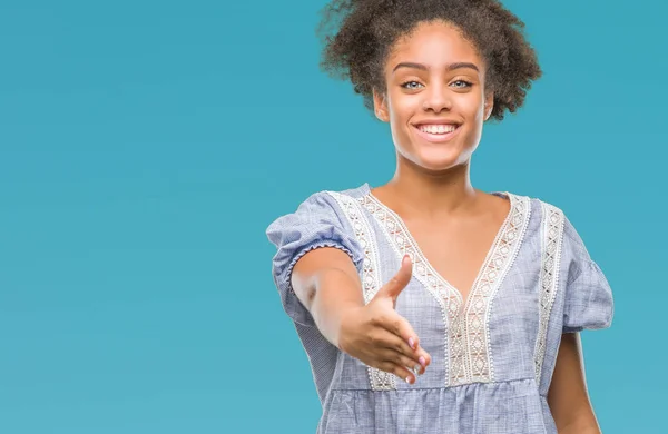 Mladá Žena Afro Americký Izolované Pozadí Úsměvem Přátelskou Nabídku Handshake — Stock fotografie