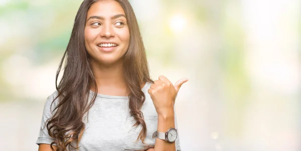 Giovane Bella Araba Donna Sfondo Isolato Sorridente Con Volto Felice — Foto Stock