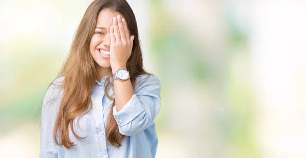 Joven Hermosa Mujer Negocios Morena Sobre Fondo Aislado Cubriendo Ojo —  Fotos de Stock