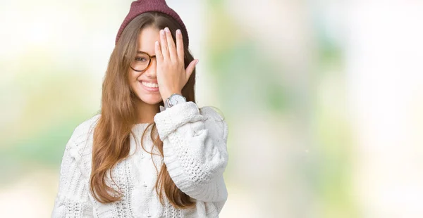 Jovem Bela Morena Hipster Mulher Usando Óculos Chapéu Inverno Sobre — Fotografia de Stock