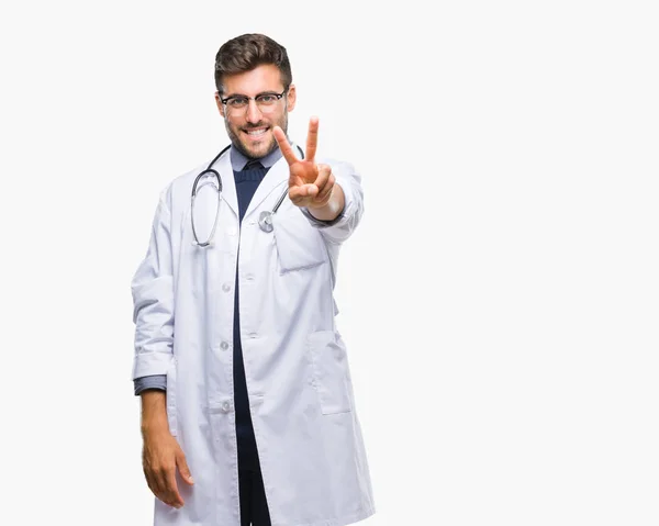 Joven Médico Guapo Sobre Fondo Aislado Sonriendo Mirando Cámara Mostrando — Foto de Stock