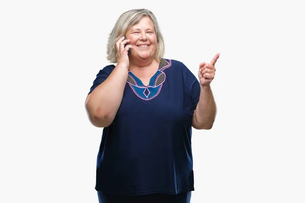 Senior Size Mulher Caucasiana Falando Telefone Sobre Fundo Isolado Muito — Fotografia de Stock