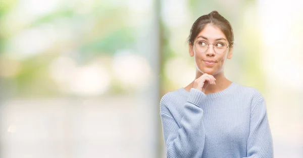 Giovane Bella Donna Ispanica Con Volto Serio Panino Pensando Alla — Foto Stock