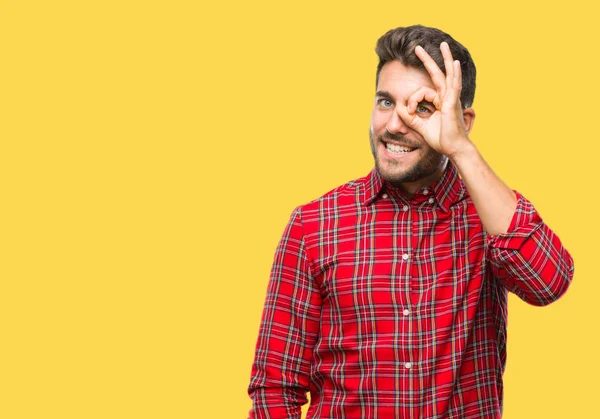 Joven Hombre Guapo Sobre Fondo Aislado Haciendo Buen Gesto Con —  Fotos de Stock