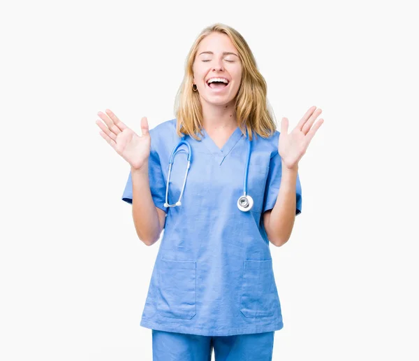 Hermosa Joven Doctora Vistiendo Uniforme Médico Sobre Fondo Aislado Celebrando — Foto de Stock