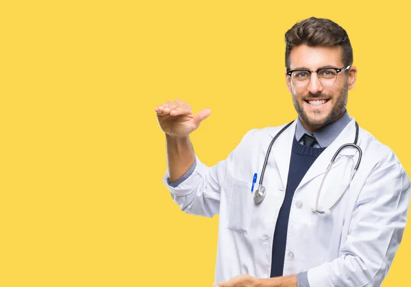 Homem Médico Bonito Jovem Sobre Fundo Isolado Gestos Com Mãos — Fotografia de Stock