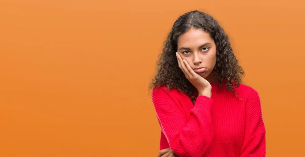 赤いセーターの思考を身に着けている若いヒスパニック系女性の疲れや組んだ腕のうつ病問題で退屈 — ストック写真