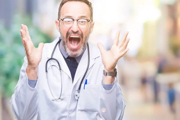 Senior Hoary Arzt Mittleren Alters Mann Medizinischer Uniform Isoliert Hintergrund — Stockfoto