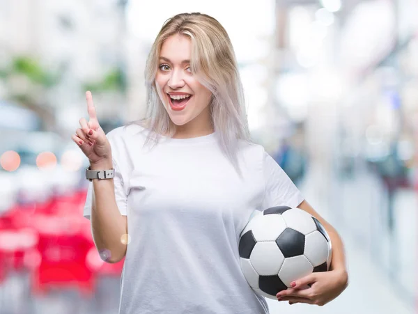 Jeune Femme Blonde Tenant Ballon Football Sur Fond Isolé Surpris — Photo