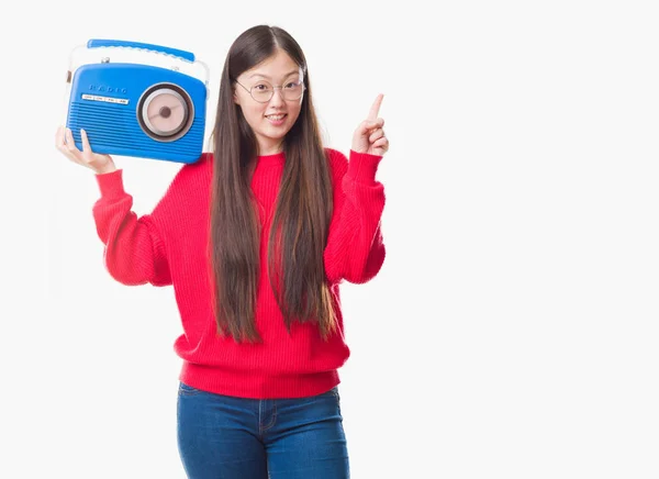 Unga Kinesiska Kvinnan Över Isolerade Bakgrund Håller Vintage Radio Överraskad — Stockfoto