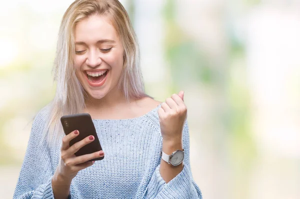 Jovem Loira Enviando Mensagens Usando Smartphone Sobre Fundo Isolado Gritando — Fotografia de Stock