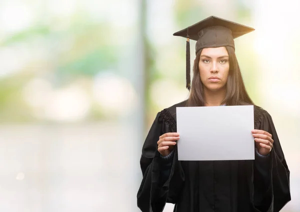 Mujer Hispana Joven Con Uniforme Graduado Sosteniendo Papel Diploma Con — Foto de Stock