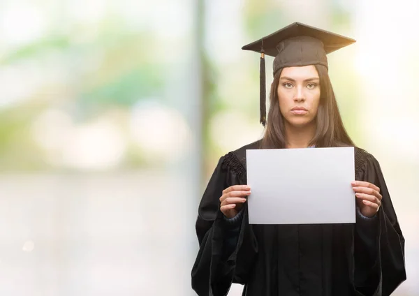 Jeune Femme Hispanique Portant Uniforme Diplômé Tenant Papier Diplôme Avec — Photo