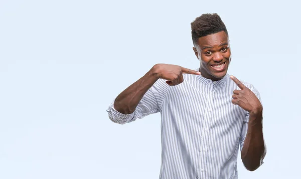 Молодий Афроамериканець Людиною Над Ізольованих Фону Посміхаючись Впевнено Показ Вказуючи — стокове фото