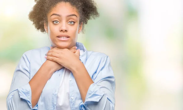 Genç Afro Amerikalı Kadın Üzerinde Arka Plan Bağırarak Izole Çünkü — Stok fotoğraf