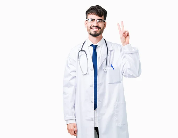 若い医者を示す孤立した背景に病院のコートを着た男と 自信を持って 幸せな笑みを浮かべている間 つ番号を指で上向き — ストック写真