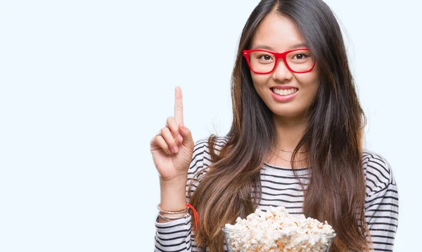 Giovane Donna Asiatica Mangiare Popcorn Sfondo Isolato Sorpreso Con Idea — Foto Stock