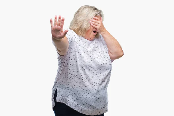 Senior Size Kaukasierin Über Isoliertem Hintergrund Die Die Augen Mit — Stockfoto