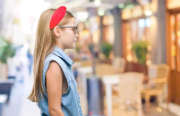 Młode Piękne Dziewczyny Noszenia Okularów Przeciwsłonecznych Białym Tle Patrząc Bok — Zdjęcie stockowe