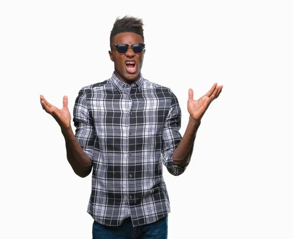 若いアフリカ系アメリカ人のサングラスは狂気の背景を分離し 怒って叫んでと積極的な表現と腕を上げると叫んでいます 欲求不満のコンセプト — ストック写真