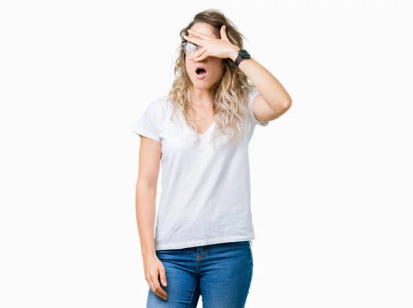 Linda Jovem Loira Usando Óculos Sobre Fundo Isolado Espreitando Choque — Fotografia de Stock