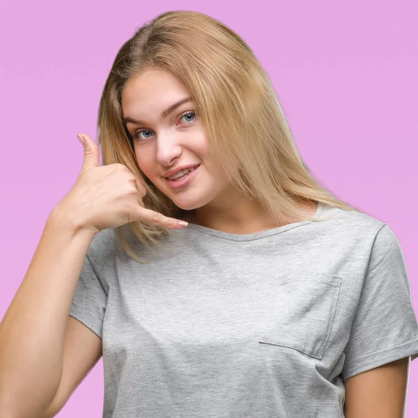年轻的白种女人在孤立的背景微笑做电话手势用手和手指喜欢说话的电话 沟通概念 — 图库照片