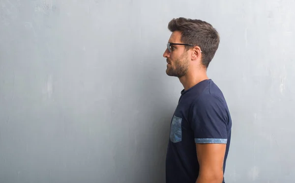 Hombre Joven Guapo Sobre Pared Grunge Gris Con Gafas Sol —  Fotos de Stock