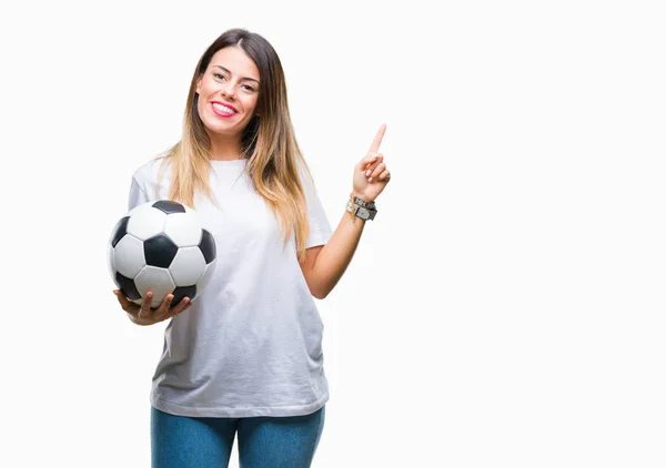 Junge Schöne Frau Hält Fußballball Über Isoliertem Hintergrund Und Zeigt — Stockfoto