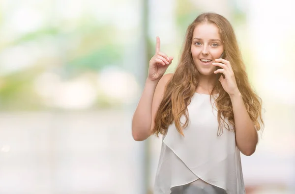 Mujer Rubia Joven Usando Smartphone Sorprendida Con Una Idea Pregunta — Foto de Stock