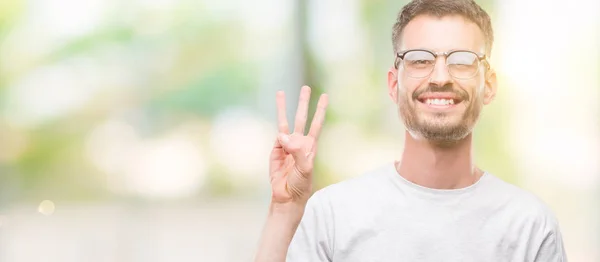 Молодий Татуйований Дорослий Чоловік Показує Вказує Пальцями Номер Три Посміхаючись — стокове фото