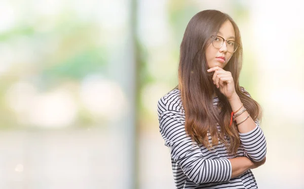 Jovem Mulher Asiática Vestindo Óculos Sobre Fundo Isolado Olhando Confiante — Fotografia de Stock