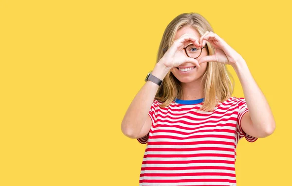 Mulher Bonita Usando Óculos Sobre Fundo Isolado Fazendo Forma Coração — Fotografia de Stock