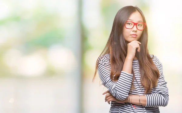 Giovane Donna Asiatica Che Indossa Occhiali Sfondo Isolato Con Mano — Foto Stock