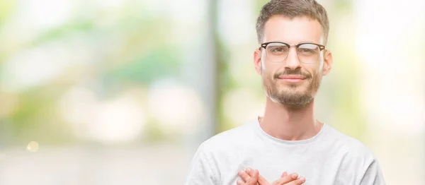 Joven Hombre Adulto Tatuado Sonriendo Con Las Manos Pecho Con —  Fotos de Stock