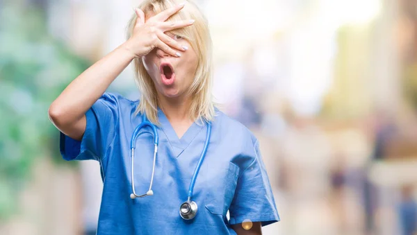 Joven Hermosa Doctora Rubia Vistiendo Uniforme Médico Sobre Fondo Aislado — Foto de Stock