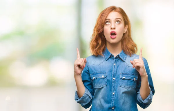 Junge Schöne Frau Über Isoliertem Hintergrund Erstaunt Und Überrascht Mit — Stockfoto