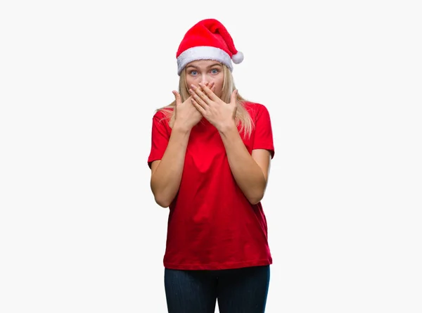 Junge Kaukasische Frau Mit Weihnachtsmütze Über Isoliertem Hintergrund Schockiert Mund — Stockfoto