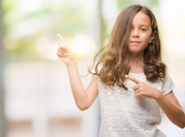 Brunette Spaanse Meisje Glimlachend Kijken Naar Camera Wijzen Met Twee — Stockfoto