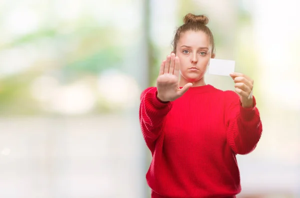 Mladá Blond Žena Držící Reklamní Karty Otevřenou Rukou Dělá Stopku — Stock fotografie