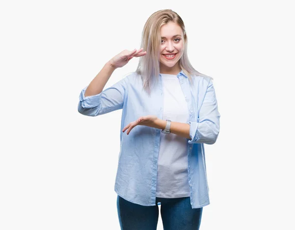 Молодая Блондинка Изолированном Фоне Жестикулирует Руками Показывая Большой Большой Знак — стоковое фото