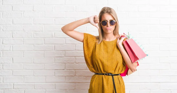 Mulher Bonita Sobre Parede Tijolo Branco Segurando Sacos Compras Vendas — Fotografia de Stock