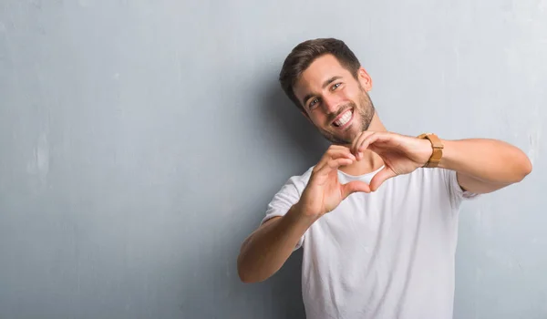 Schöner Junger Mann Über Grauer Grunge Wand Verliebt Lächelnd Herz — Stockfoto