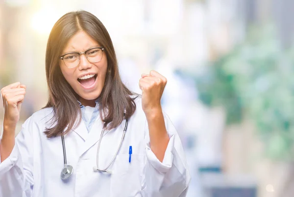 Junge Asiatische Ärztin Über Isolierten Hintergrund Sehr Glücklich Und Aufgeregt — Stockfoto