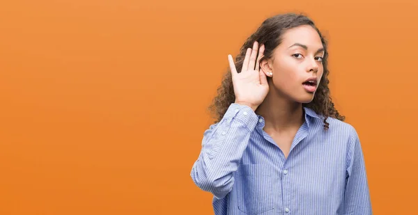 Jonge Spaanse Zakenvrouw Glimlachend Met Hand Oor Luisteren Een Hoorzitting — Stockfoto