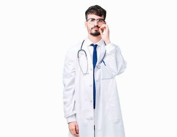若い医者分離背景口病院コートを着た男と唇を指で Zip としてシャット ダウンします 秘密と沈黙 タブーの話 — ストック写真