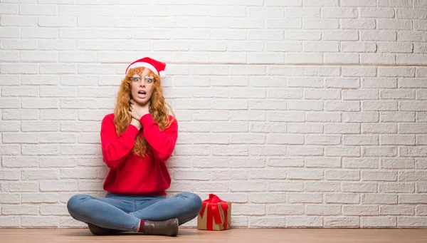 Young Redhead Woman Sitting Brick Wall Wearing Christmas Hat Shouting — Stock Photo, Image